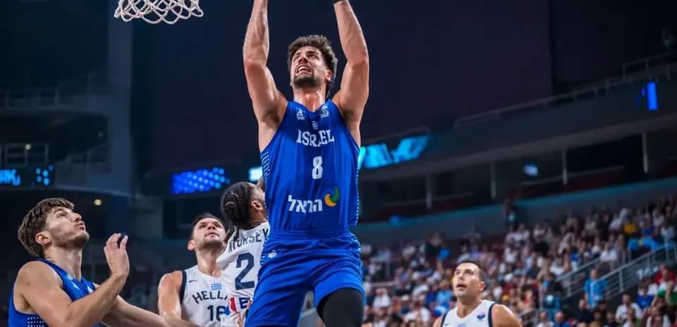 Jugador de Israel haciendo un mate en el partido
