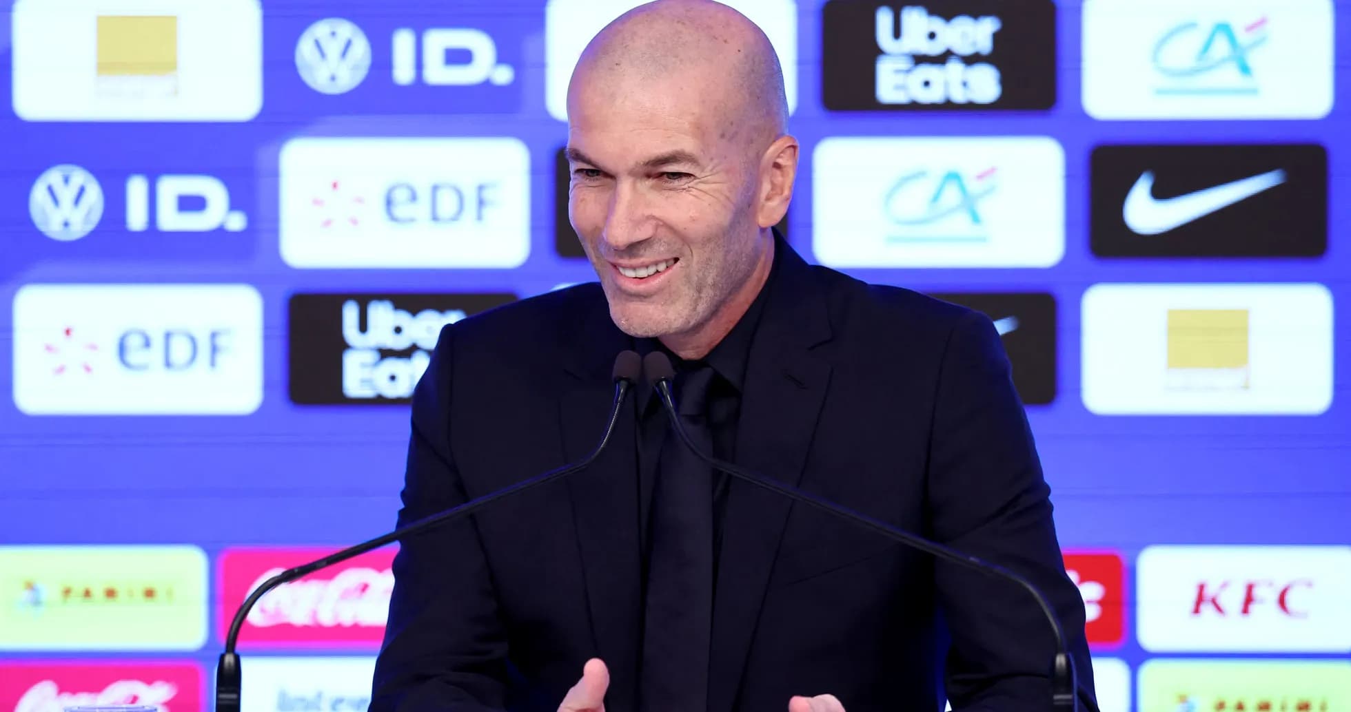 Entrenador en conferencia de prensa con micrófono
