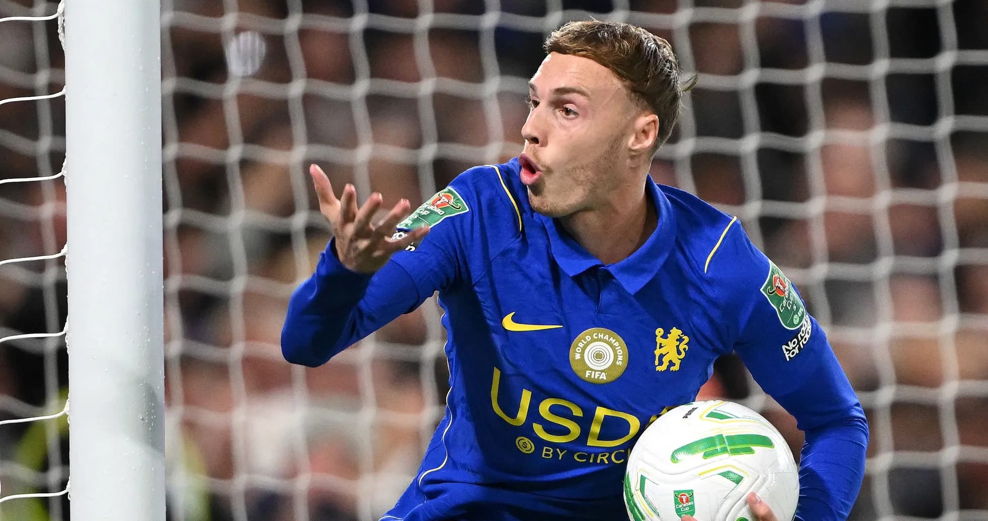 Portero de Chelsea sosteniendo balón en el partido