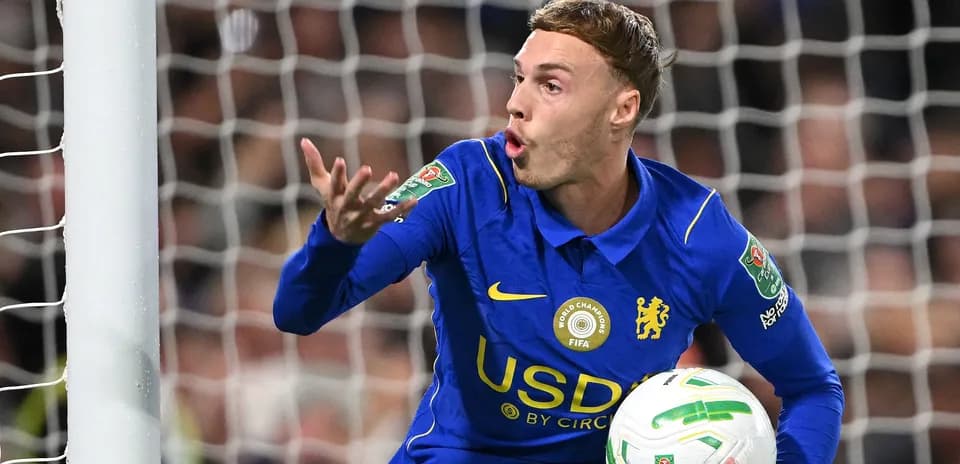 Portero de Chelsea sosteniendo balón en el partido