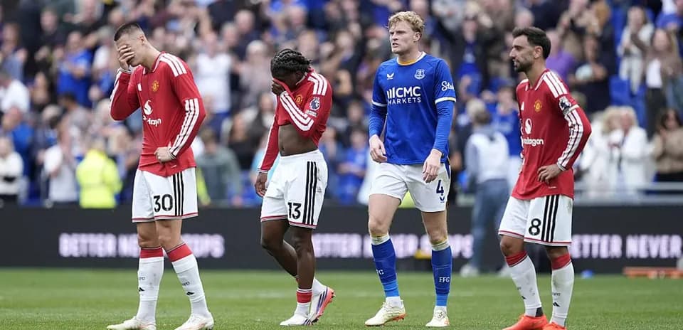 Jugadores de Manchester United en el campo tras partido