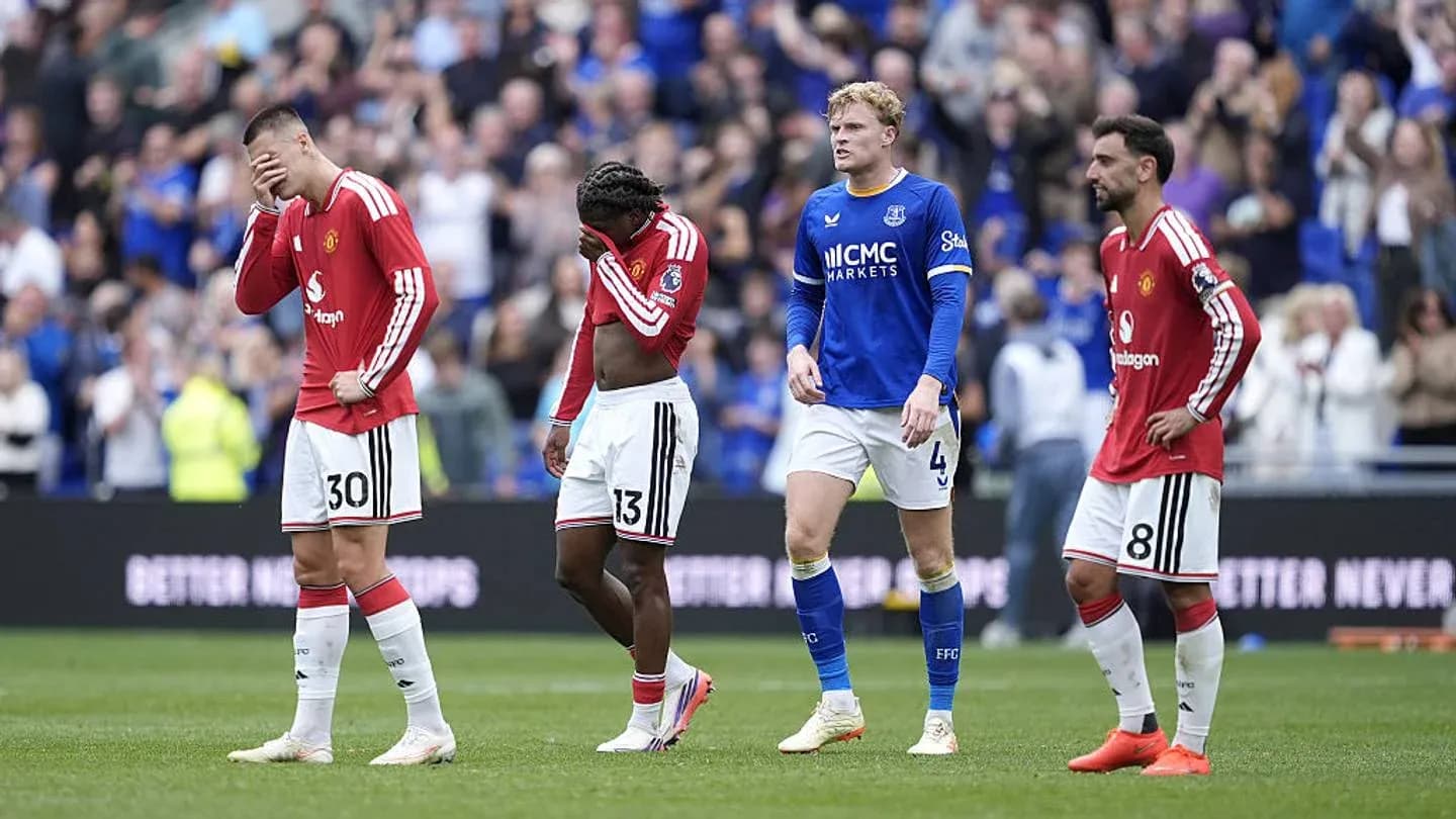Jugadores de Manchester United en el campo tras partido