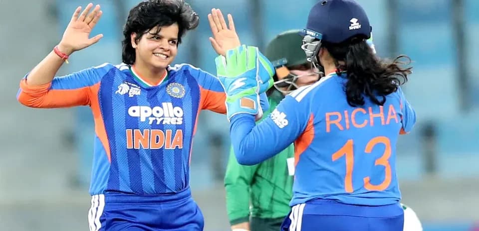 Jugadoras de India celebrando un wicket durante el partido