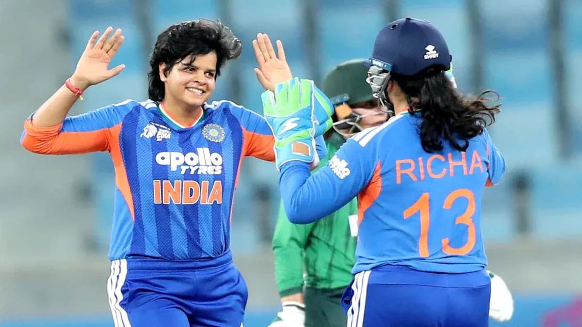 Jugadoras de India celebrando un wicket durante el partido