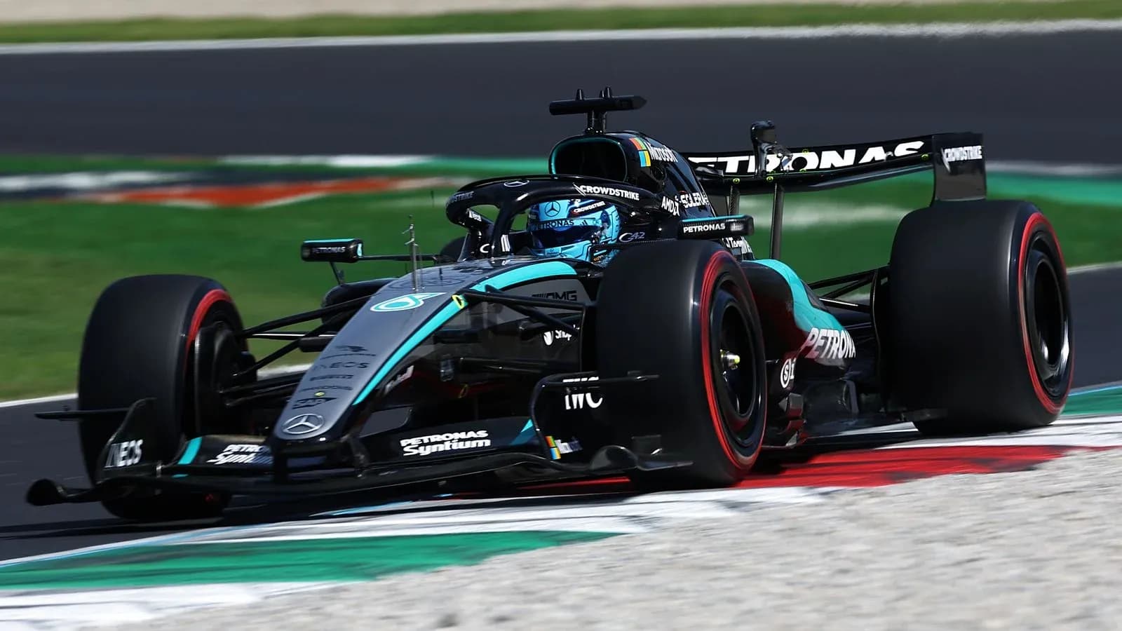Coche de Fórmula 1 en curva durante carrera