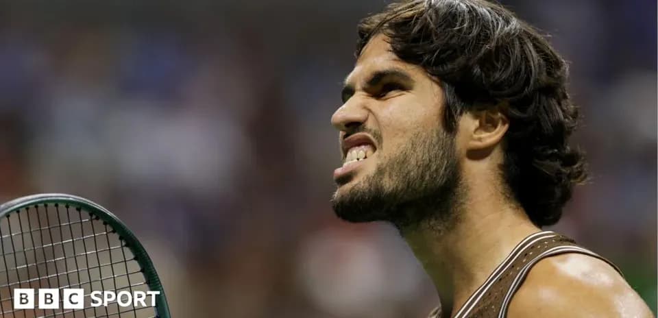 Jugador de tenis mostrando expresión intensa durante partido
