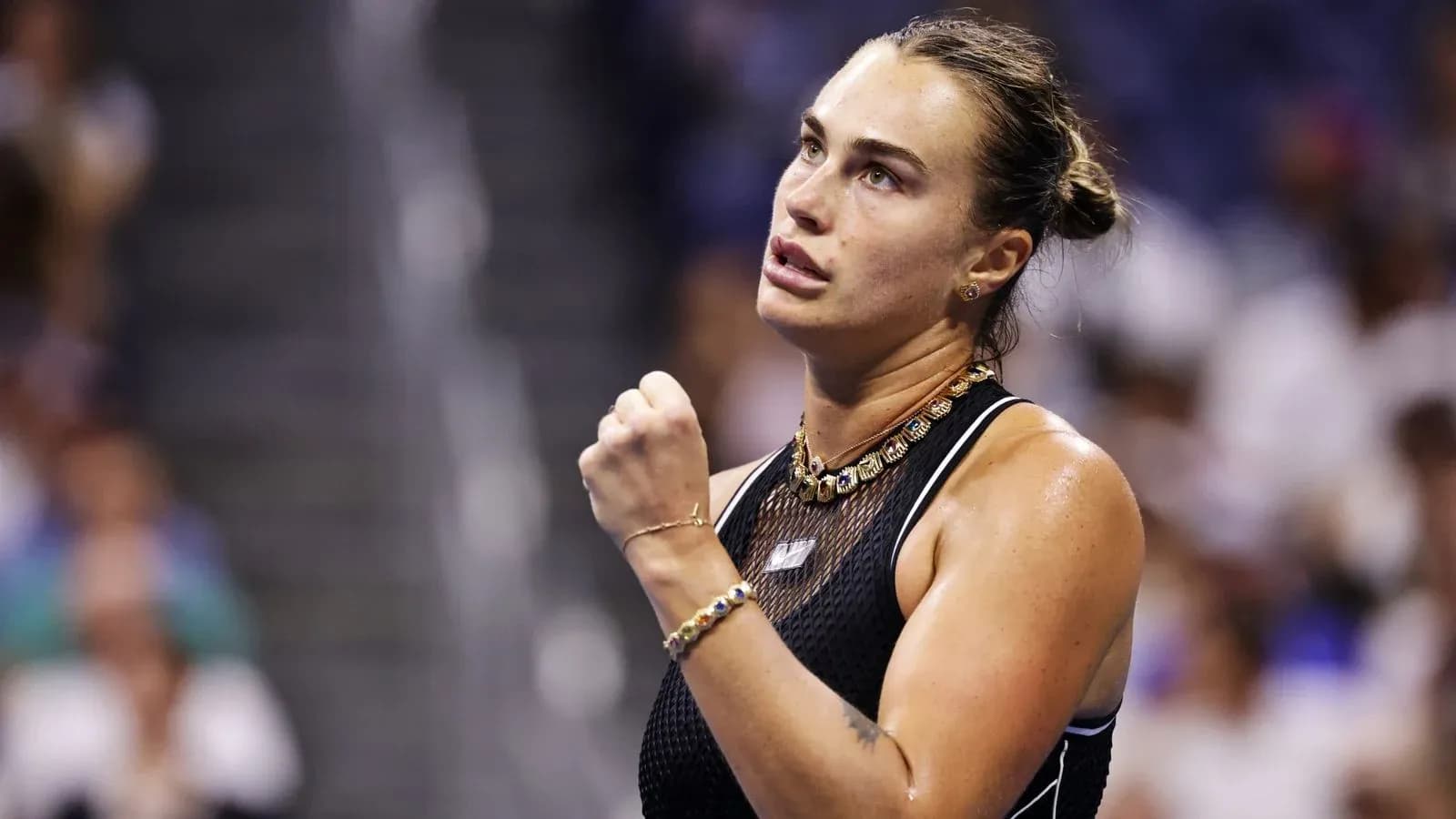 Jugadora de tenis celebrando en la cancha