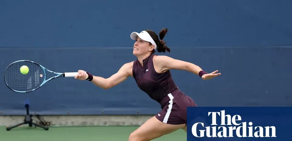 Jugadora de tenis golpeando una pelota en la cancha