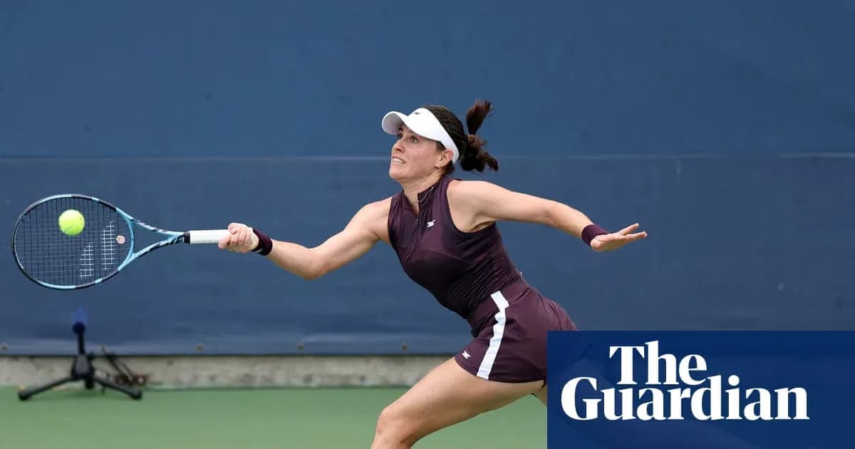 Jugadora de tenis golpeando una pelota en la cancha