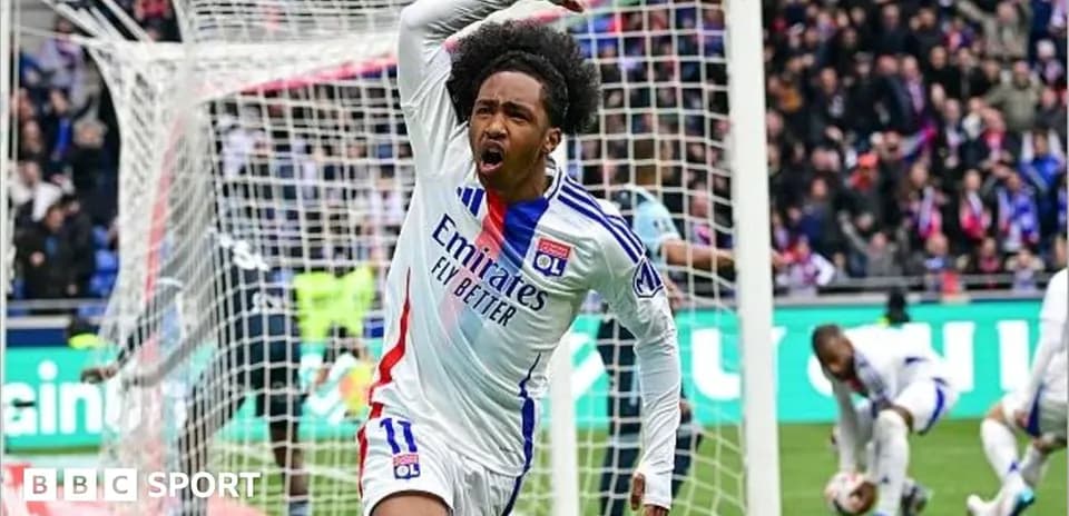 Jugador de Olympique Lyonnais celebra un gol