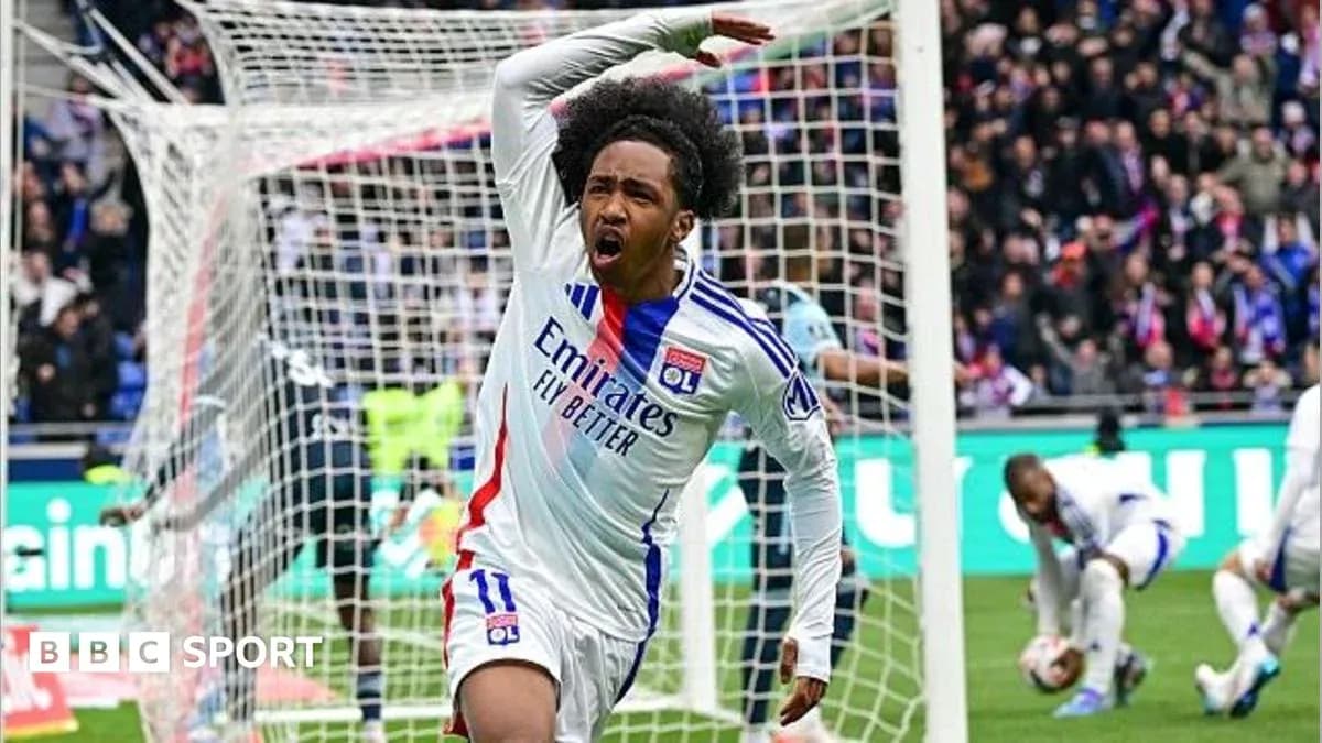 Jugador de Olympique Lyonnais celebra un gol