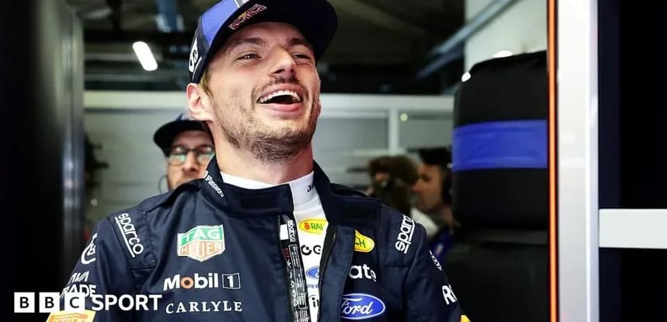 Piloto sonriendo en el garaje de F1