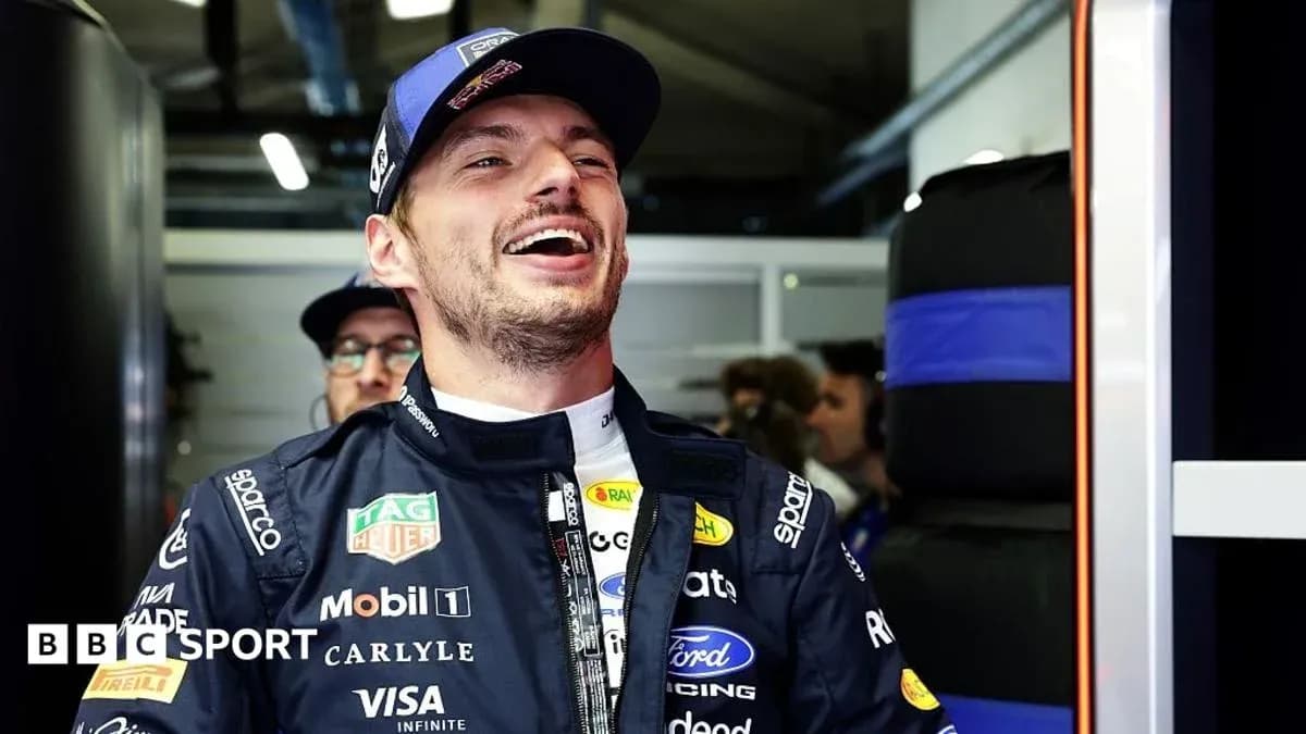 Piloto sonriendo en el garaje de F1