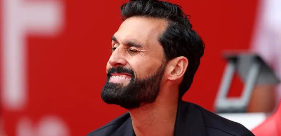 Hombre sonriendo con barba en fondo rojo