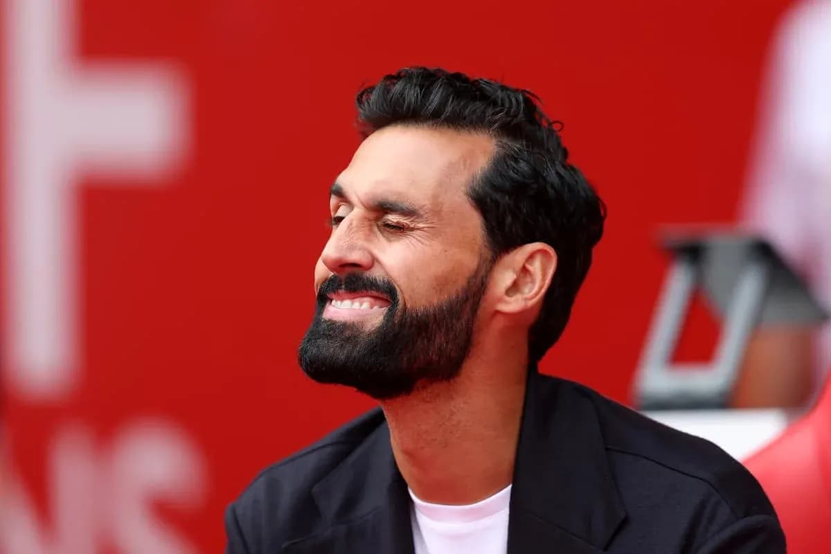 Hombre sonriendo con barba en fondo rojo