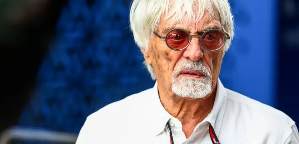 Hombre mayor con gafas oscuras y cabello blanco