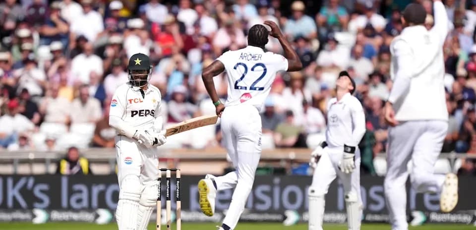 Bateador de Pakistán y jugadores de Inglaterra en acción