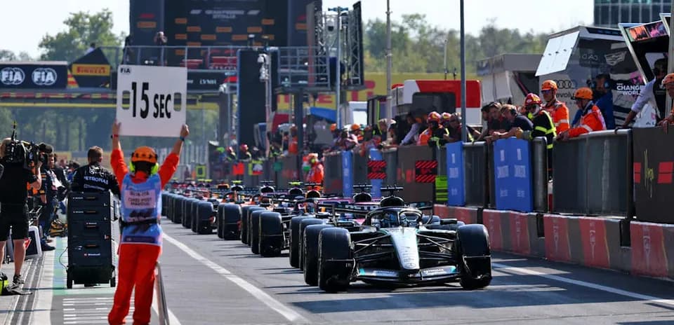Pilotos en la parrilla con señal de 15 segundos