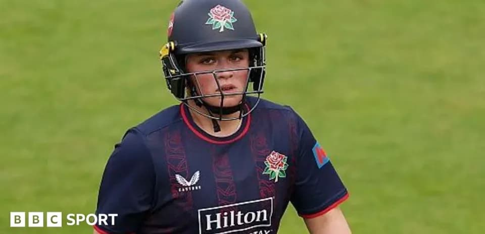 Jugadora de cricket con casco y uniforme de Lancashire