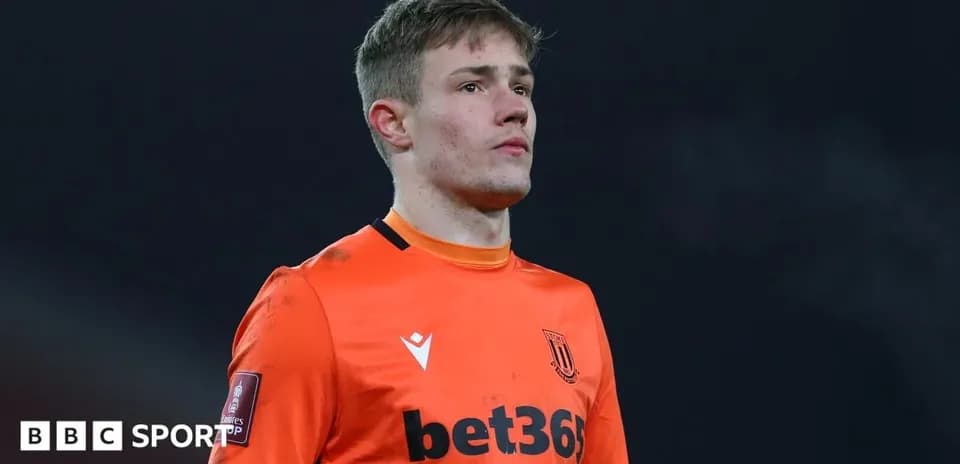 Portero de Stoke City en partido de fútbol