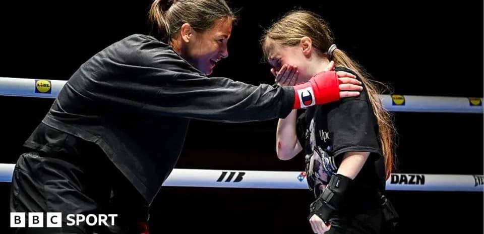 Boxeadora interactuando con joven en el ring