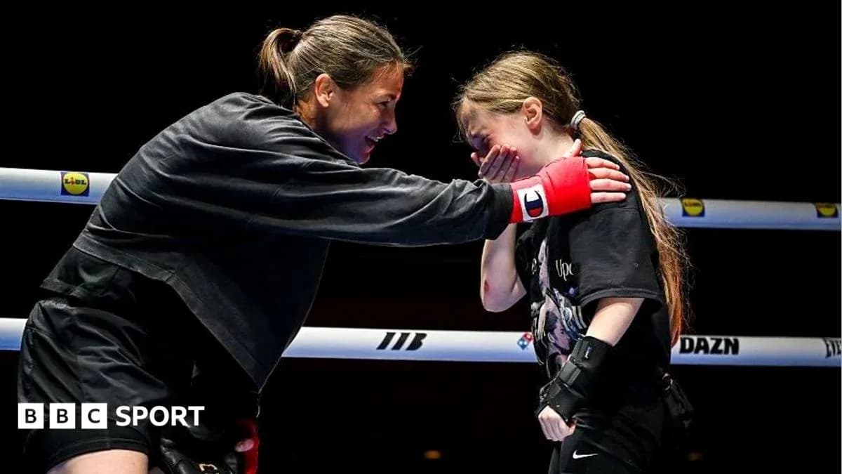 Boxeadora interactuando con joven en el ring