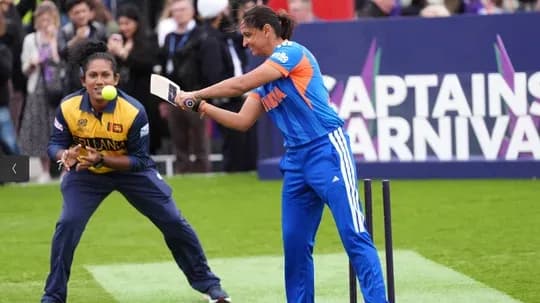 Jugadora india bateando durante evento de cricket
