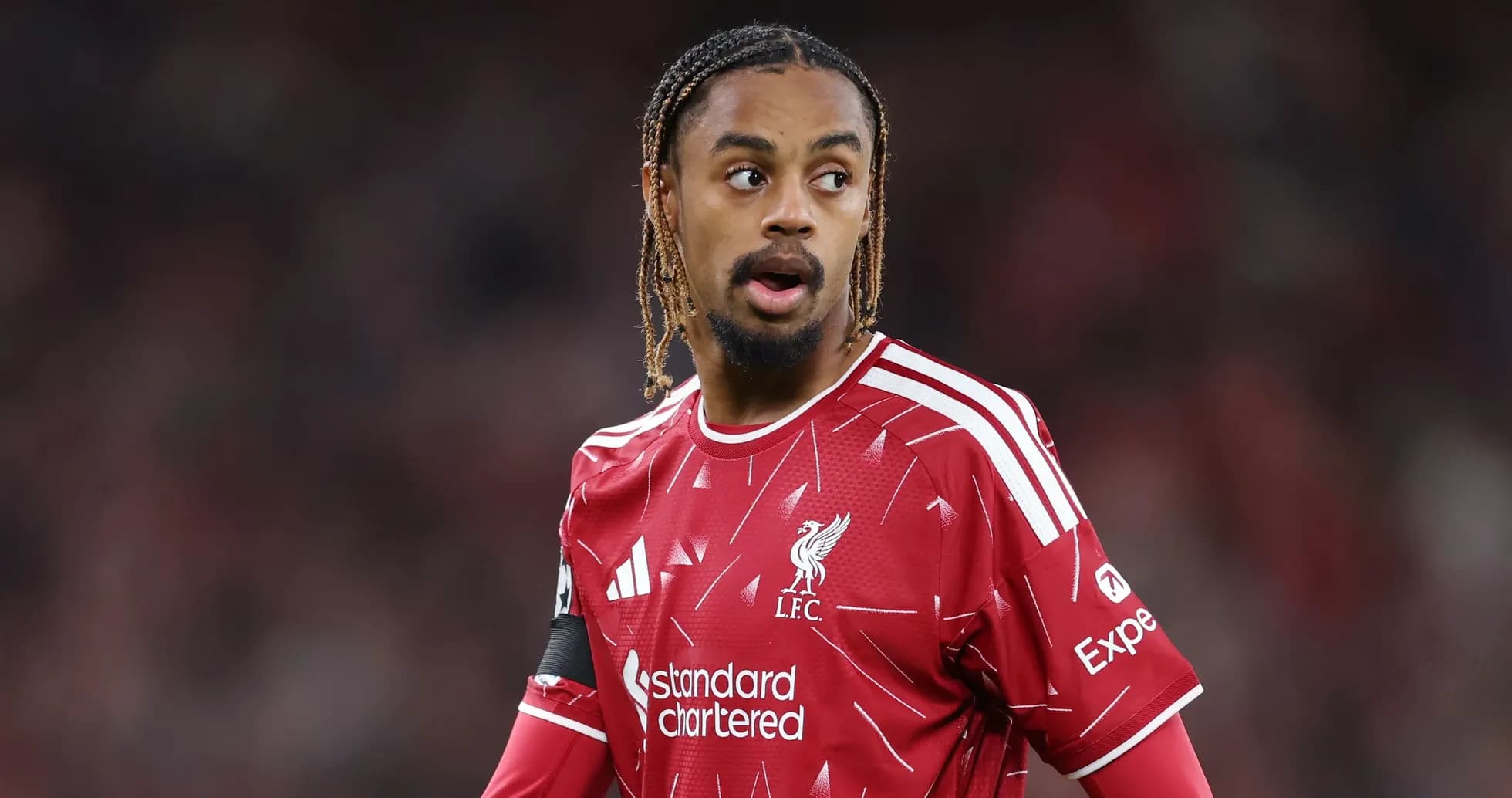 Jugador de Liverpool en campo durante partido