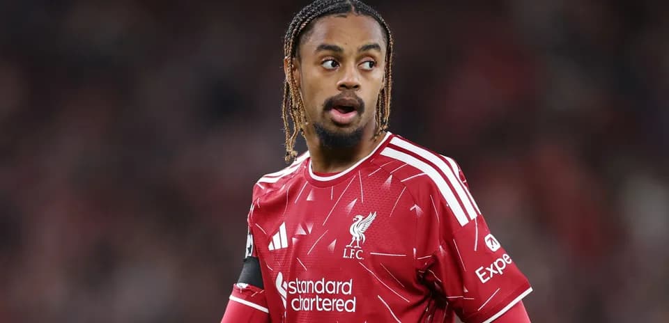 Jugador de Liverpool en campo durante partido