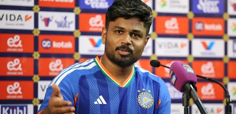 Jugador en conferencia de prensa con micrófono