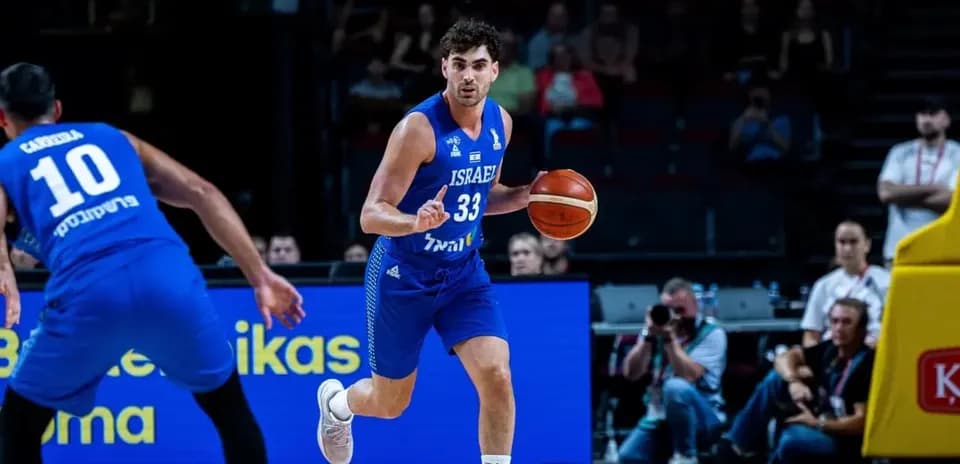 Jugador de baloncesto de Israel driblando el balón