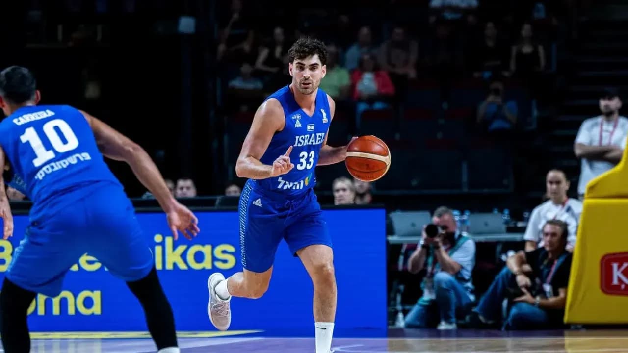 Jugador de baloncesto de Israel driblando el balón
