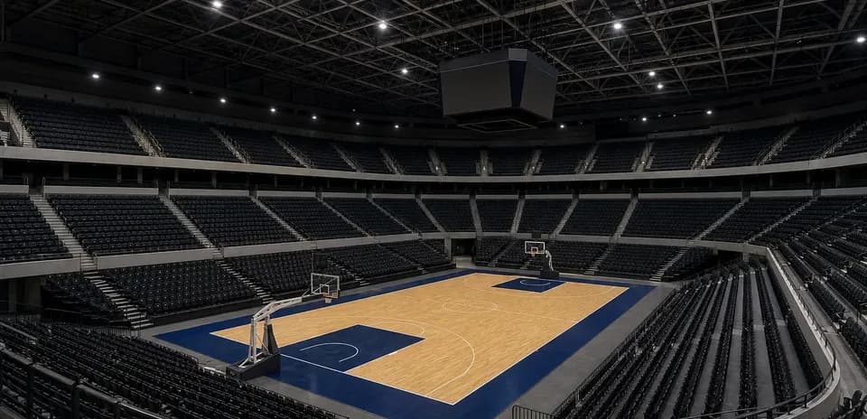 Cancha de baloncesto vacía en un estadio moderno