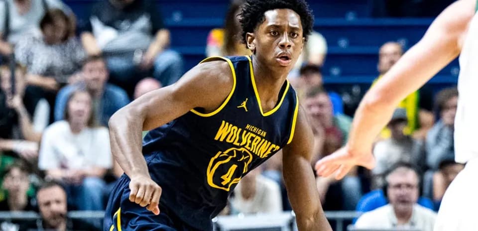 Jugador de baloncesto de Michigan Wolverines en acción