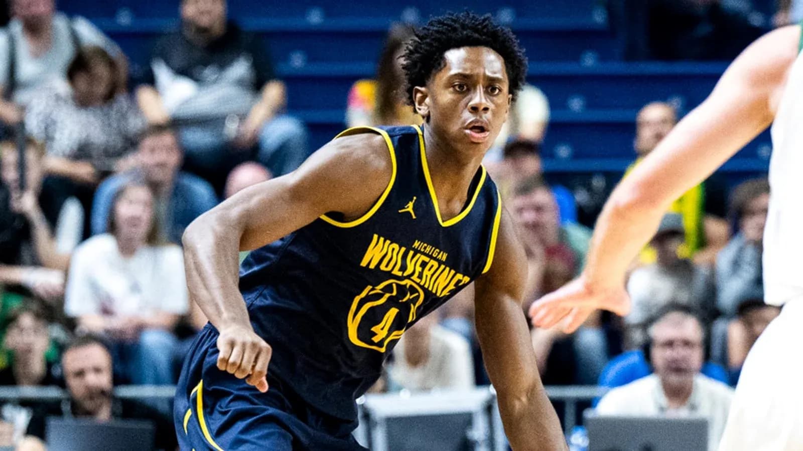 Jugador de baloncesto de Michigan Wolverines en acción
