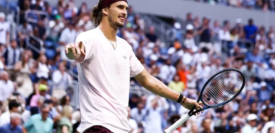 Jugador de tenis celebrando en el estadio lleno