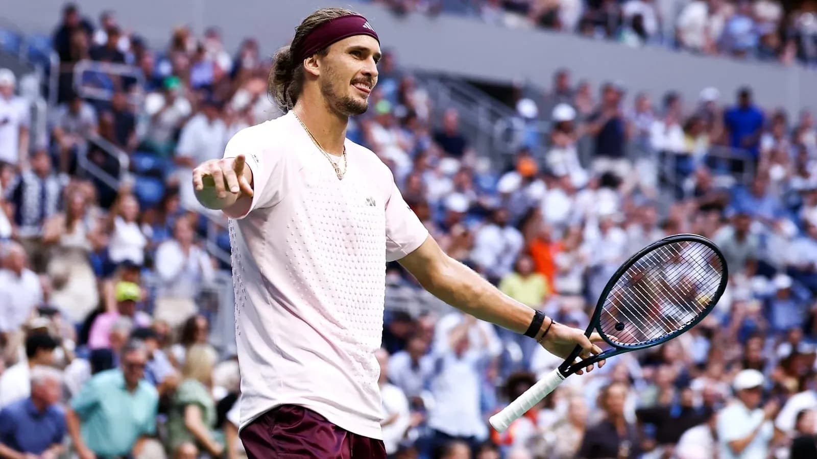 Jugador de tenis celebrando en el estadio lleno