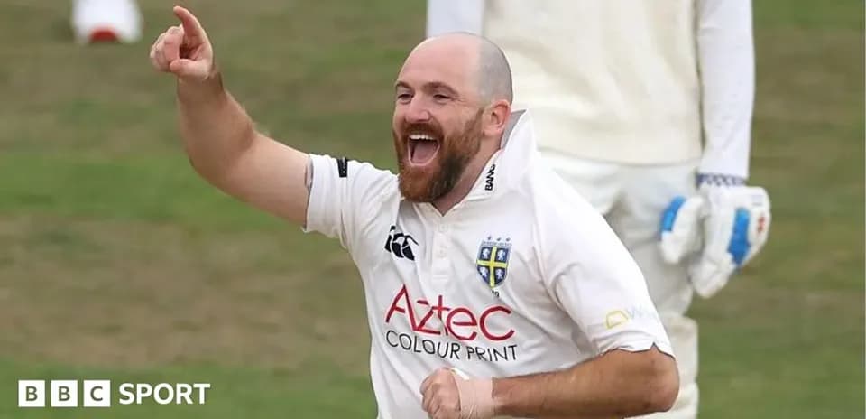 Jugador de cricket celebrando una wicket en el campo