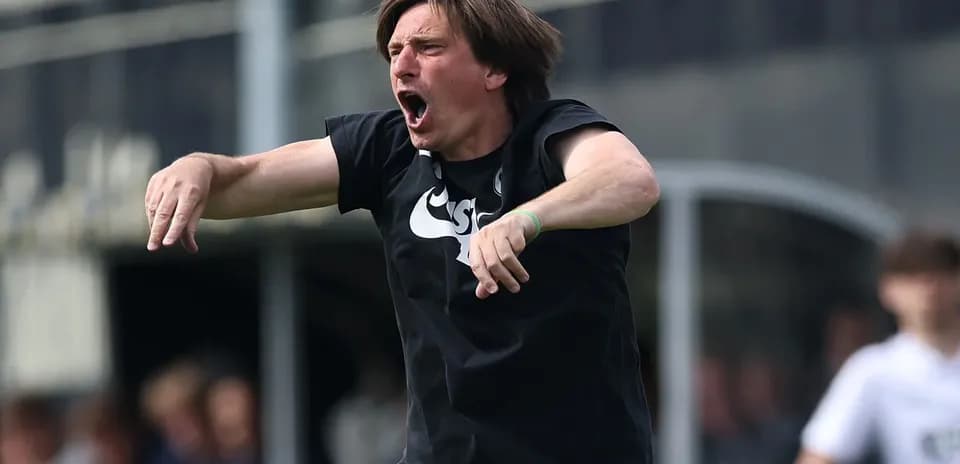 Entrenador dirigiendo a su equipo durante el partido