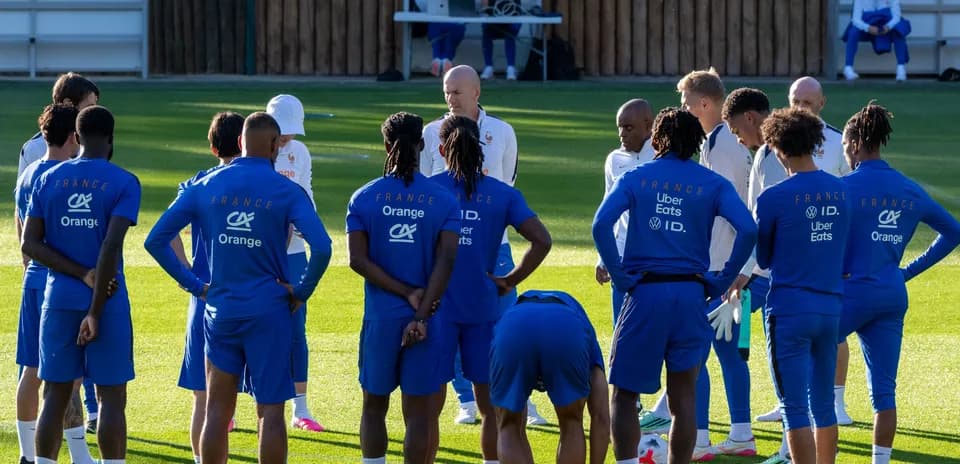 Jugadores de Francia escuchando a su entrenador en entrenamiento