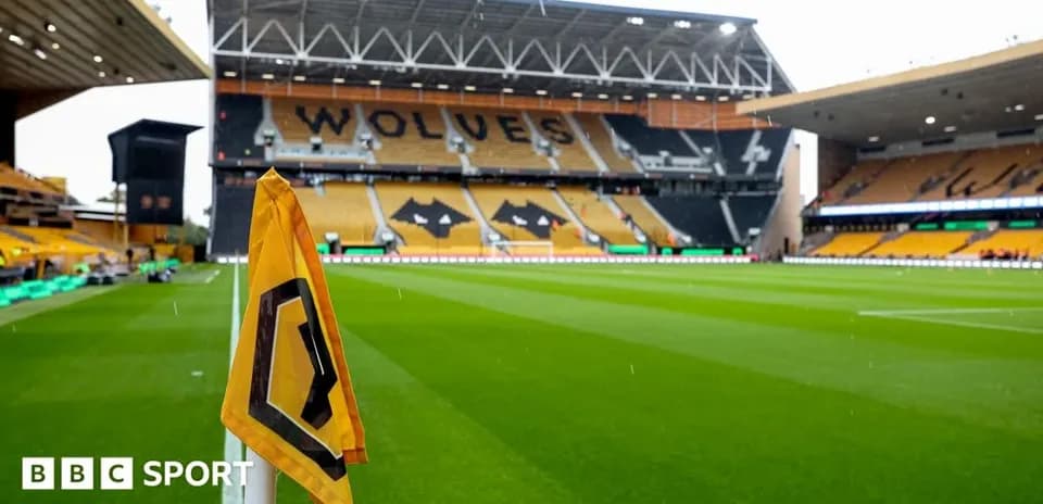 Vista del estadio Molineux con bandera de esquina