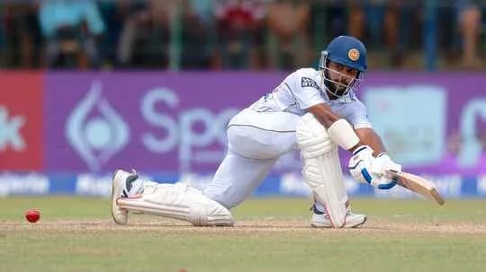 Bateador de Sri Lanka jugando un tiro defensivo