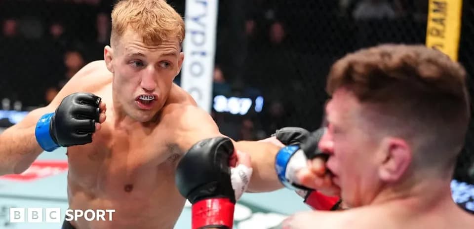 Luchador lanzando un golpe durante combate de MMA