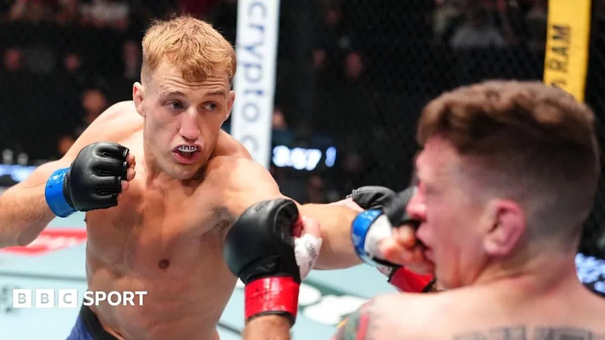 Luchador lanzando un golpe durante combate de MMA