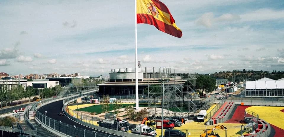 Circuito de carreras con bandera de España ondeando
