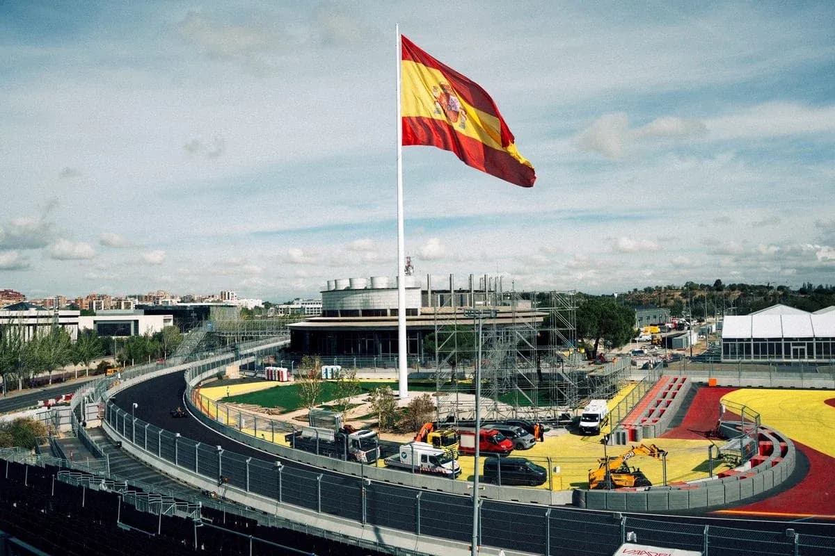 Circuito de carreras con bandera de España ondeando