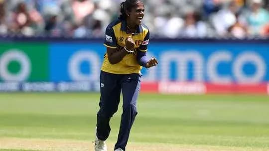 Jugadora celebrando tras un wicket en el cricket