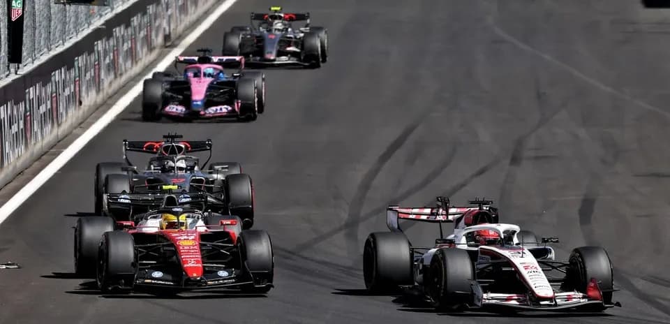 Varios coches de Fórmula 1 compitiendo en la pista