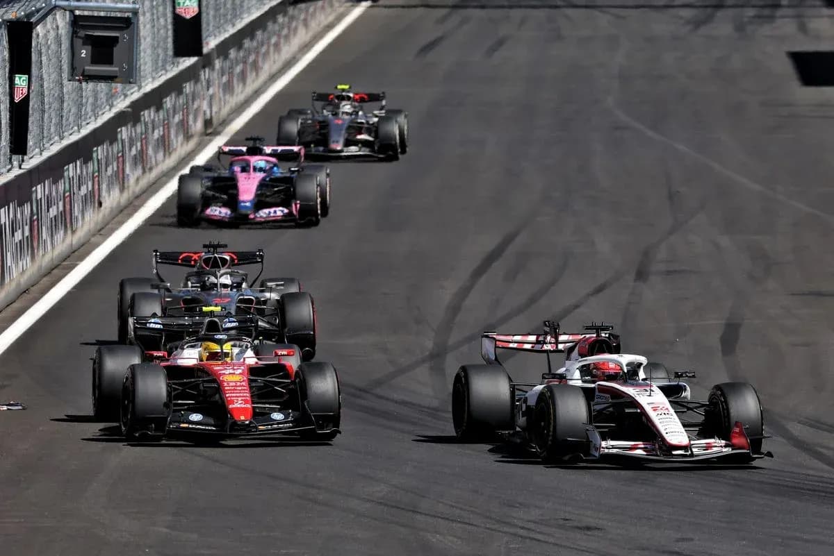 Varios coches de Fórmula 1 compitiendo en la pista
