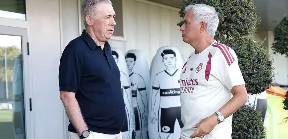 Entrenadores conversando en la instalación deportiva